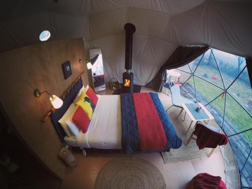 an overhead view of a bedroom in a tent at Le Nid du Tui in Faverolles