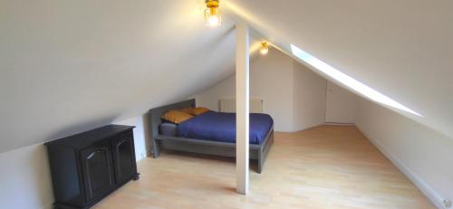 ein Schlafzimmer mit einem Bett im Treppenhaus in der Unterkunft GO TO LUX Logement Entier [Parking Gratuit] in Algrange