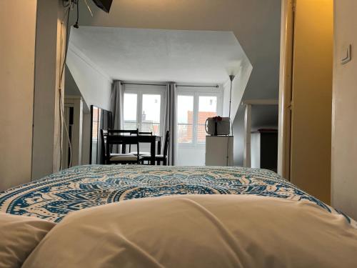 una camera con letto e vista su un balcone di Studio-Meublé HyperCentre a Poissy