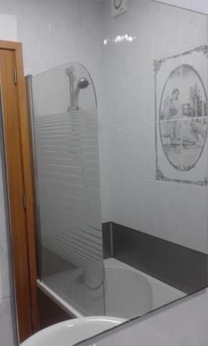 una doccia con una porta in vetro in un bagno di Casa Central a Ponta Delgada
