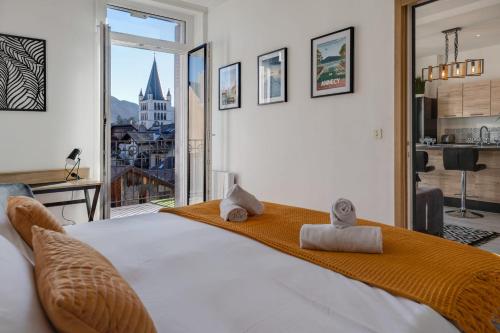 1 dormitorio con 1 cama grande y toallas. en Le Balcon Annécien 4 - rooftop view for 2-4 people en Annecy