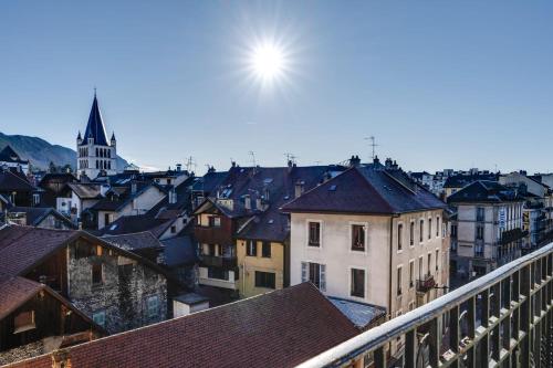 une vue d'une ville depuis un balcon dans l'établissement Le Balcon Annécien 4 - rooftop view for 2-4 people, à Annecy