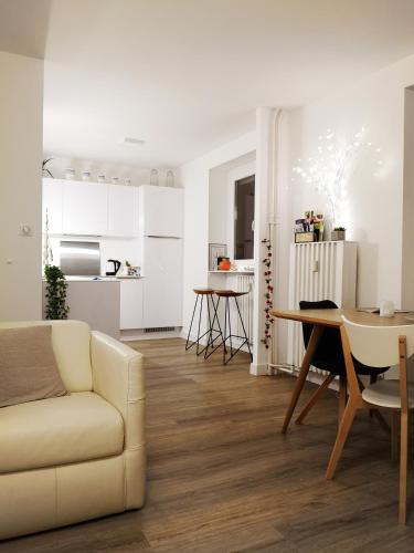 エピナルにあるSO HOME EPINAL - Belle-Riveのソファとテーブルのあるリビングルーム