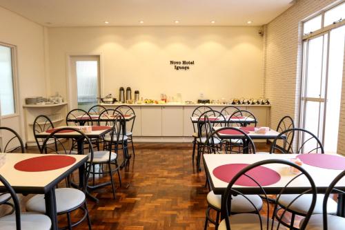 a restaurant with tables and chairs and a counter at Novo Hotel Iguaçu in Pôrto União