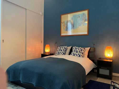 a bedroom with a bed with two lamps on it at Het Rode Pakhuis in Doesburg