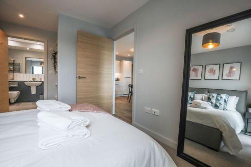 Spacious Media City Apartment - Free Parking & 24hr Concierge
