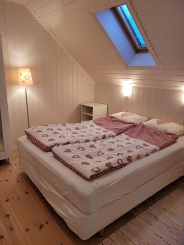 Giường trong phòng chung tại Flohytta
