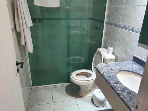 La salle de bains est pourvue de toilettes, d'une douche et d'un lavabo. dans l'établissement Flat na Riviera de São Lourenço, à Riviera de São Lourenço