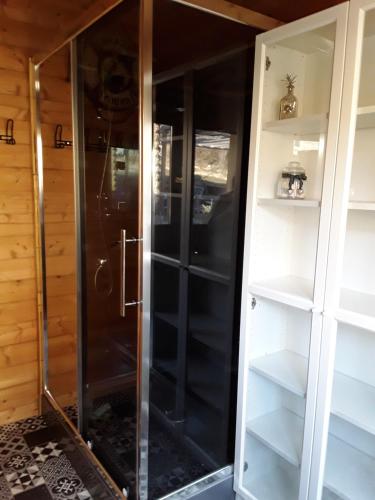 Bilik mandi di Les Chalets De Lozzi