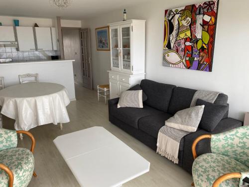 un salon avec un canapé et une table dans l'établissement Superbe appartement en résidence avec parking, à Le Touquet-Paris-Plage
