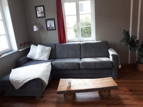 a living room with a couch and a coffee table at Ferienwohnung am Spreeradweg in Bautzen in Bautzen