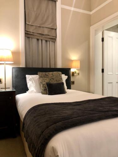 Ein Bett oder Betten in einem Zimmer der Unterkunft St Paul's Hotel