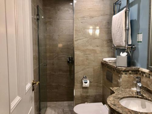 Ein Badezimmer in der Unterkunft St Paul's Hotel