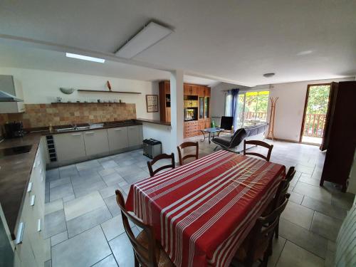 une cuisine et une salle à manger avec une table et des chaises dans l'établissement 3 Allée de l'Orée du Lac, à Biarritz