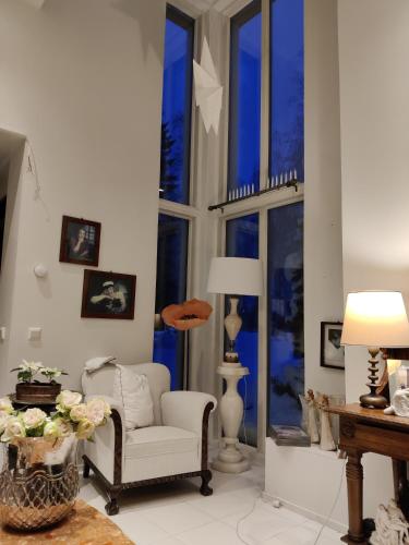 a living room with a chair and a window at Pikkukoti Villa in Keuruu