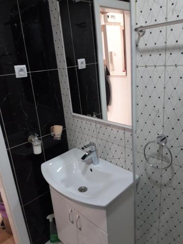 La salle de bains est pourvue d'un lavabo et d'un miroir. dans l'établissement Stan na dan Simikic, à Bijeljina