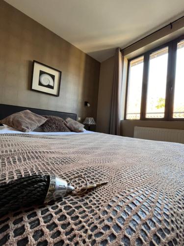 a pair of scissors laying on top of a bed at Le Vinois in Caillac