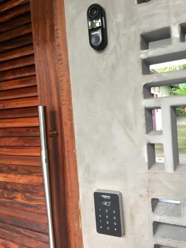a remote control on a wall next to a door at Jataí Guest House in Ubatuba