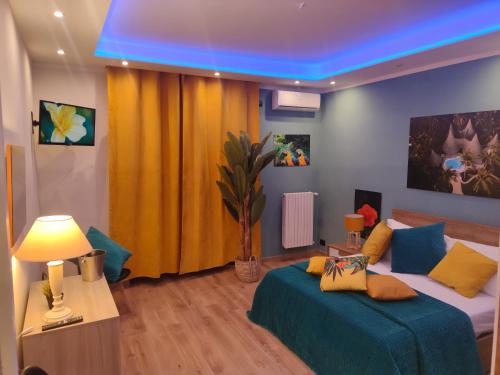 ein Schlafzimmer mit einem Bett und einem blauen Licht in der Unterkunft Suite Maison Tropical - Luxury Apartment in Bari in Bari
