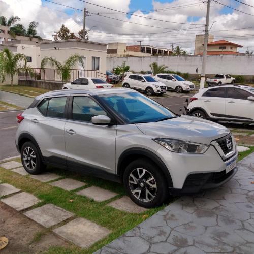 a silver car parked on the side of a street at Plaza Fraga Maia in Feira de Santana