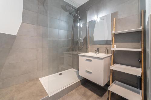 Ein Badezimmer in der Unterkunft ✮✮✮ Les Suites GOLD et AMAZONIE ✮✮✮