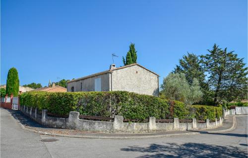 une rangée de haies devant un bâtiment dans l'établissement Nice Home In Saint Cannat With Wifi, à Saint-Cannat