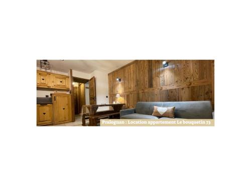 un salon avec un canapé et une table dans l'établissement Le Bouquetin 73 Appartement cosy type chalet avec piscine au pied des pistes et superbe vue panoramique, à Pralognan-la-Vanoise