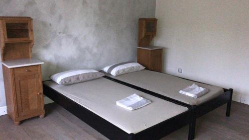 a bedroom with a bed with two pillows on it at Bauernhof-Streichel-Zoo-&-Reiter-Suite in Gulow