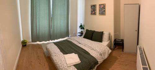 1 dormitorio con cama, sofá y ventana en Large House Near Anfield & Liverpool Town en Liverpool