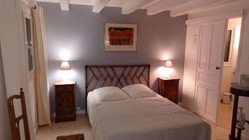 グロワにあるLa Criste Marineのベッドルーム1室(ベッド1台、ナイトスタンド2台、ランプ2つ付)