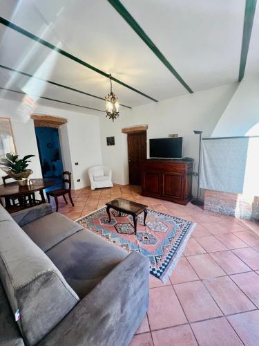 a living room with a couch and a table at IL BORGHETTO di ANSEDONIA in Ansedónia