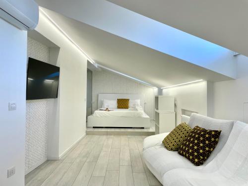 - un salon avec un canapé blanc et un lit dans l'établissement Mariarosa Suites, à Côme