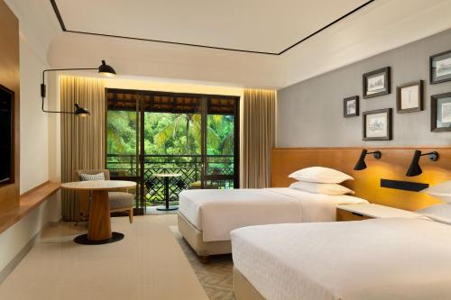 Tempat tidur dalam kamar di Sheraton Mustika Yogyakarta Resort and Spa