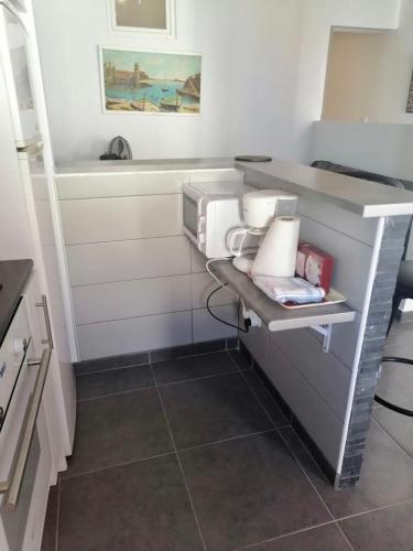 a bathroom with a sink and a bath tub at Appartement entièrement rénové in Cerbère