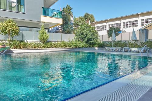 una piscina frente a un edificio en Alanya City Tower sea&mountain view, en Alanya