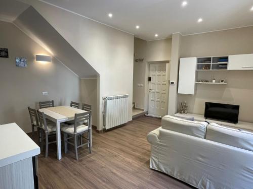 A kitchen or kitchenette at Appartamento Ca' Baci'