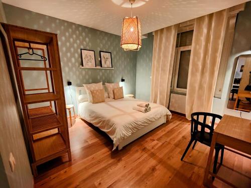 sypialnia z łóżkiem, stołem i biurkiem w obiekcie Le Bienvenu - T2 avec terrasse au coeur de Malo w mieście Dunkierka