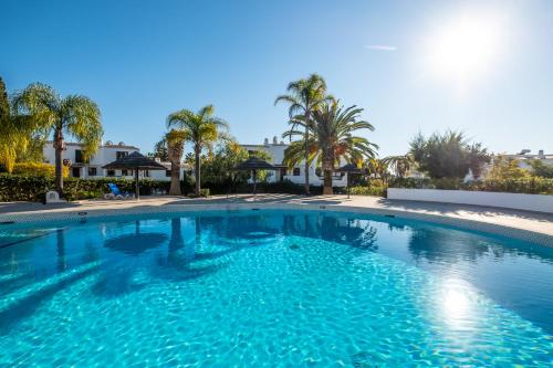 Beach Praia - Sleep 5 - Pool - Free wi-fi - Air Con
