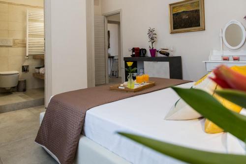 een slaapkamer met een bed en een tafel. bij Bed and Breakfast Port Inn in Civitavecchia