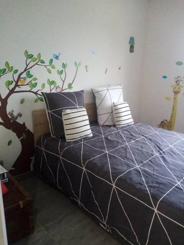 - une chambre avec un lit orné d'une fresque murale sur les arbres dans l'établissement maison à la campagne prés de la ville, à Aiglemont