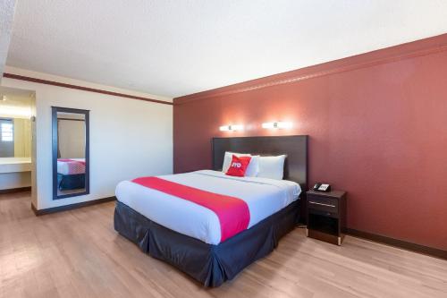 Giường trong phòng chung tại OYO Hotel Tulsa N Sheridan Rd & Airport