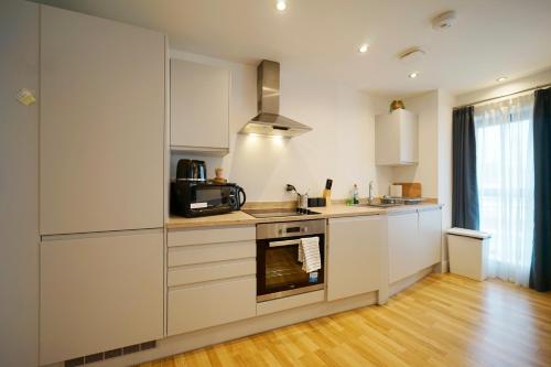 Nhà bếp/bếp nhỏ tại Modern 2 Bed Apartment with Juliet Balcony - DHB STAYS