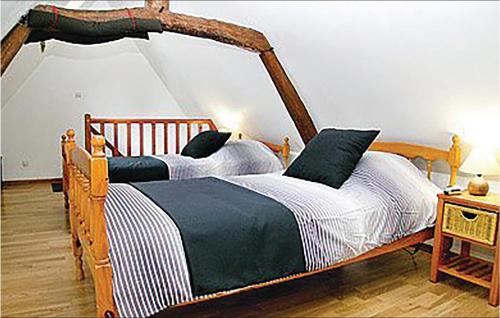 ソミュールにあるGorgeous Home In Saumur With Wifiの木製ベッド2台が備わる客室です。