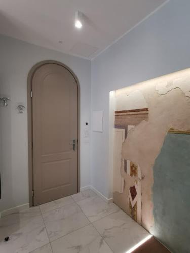 a room with a wall and a door in it at Hotel Boutique Castiglione del Lago in Castiglione del Lago