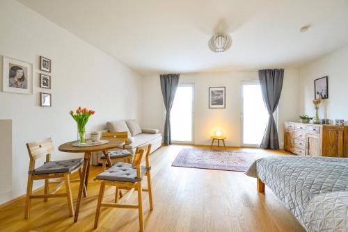 1 dormitorio con 1 cama, mesa y sillas en III Vienna Design Apartment III en Viena