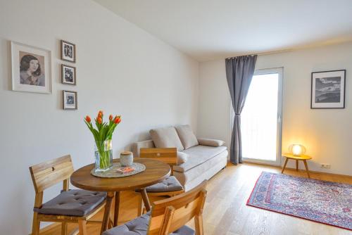 ein Wohnzimmer mit einem Sofa und einem Tisch in der Unterkunft III Vienna Design Apartment III in Wien