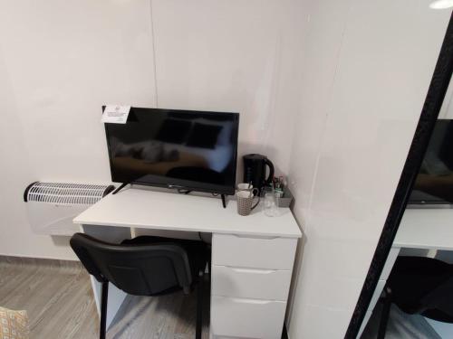 a white desk with a computer on top of it at Double Ensuite Rooms in Swansea