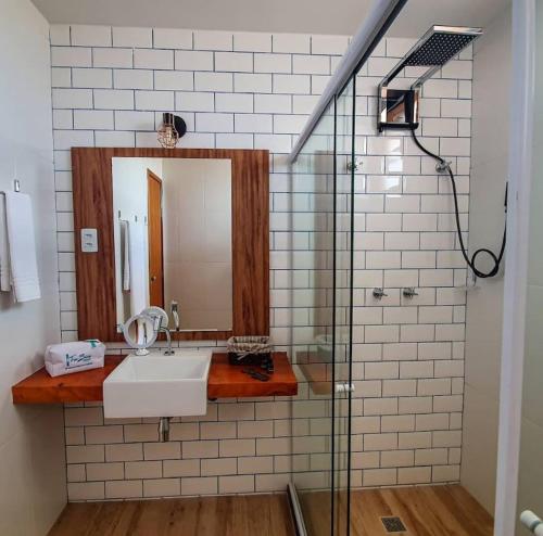 Un baño de Tree Bies Resort, pé na areia e com várias piscinas