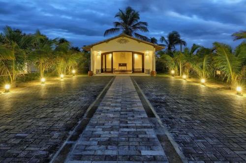 Un jardín fuera de Tree Bies Resort, pé na areia e com várias piscinas