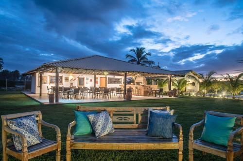 Un jardín fuera de Tree Bies Resort, pé na areia e com várias piscinas